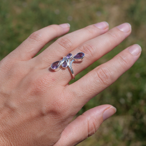 Longue bague 4 pierres gouttes facettées en Améthyste et argent T60