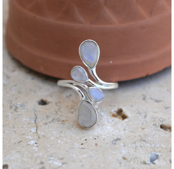 Longue bague 4 pierres gouttes facettées en Pierre de lune et argent T60