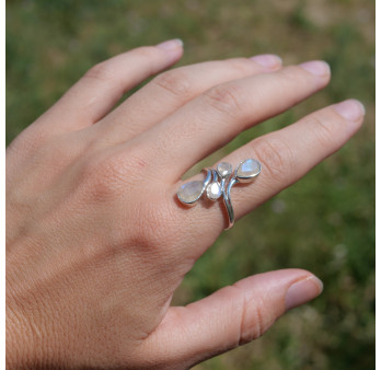 Longue bague 4 pierres gouttes facettées en Pierre de lune et argent T60