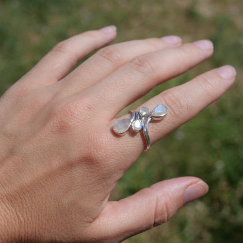 Longue bague 4 pierres gouttes facettées en Pierre de lune et argent T60