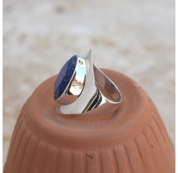 Bague large argent lisse et pierre facettée en Lapis lazuli T50