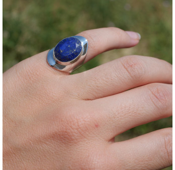 Bague large argent lisse et pierre facettée en Lapis lazuli T50
