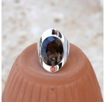 Bague large argent lisse et pierre facettée en Quartz fumé T52