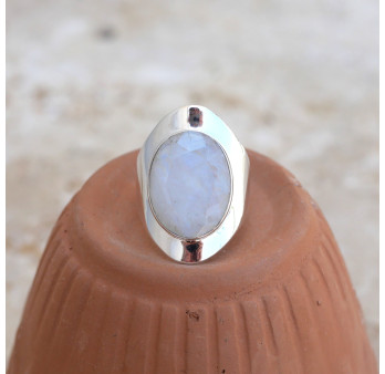 Bague large argent lisse et pierre facettée en Pierre de lune T51
