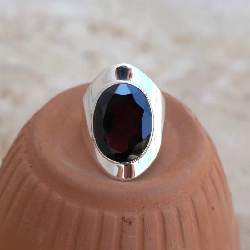 Bague large argent lisse et pierre facettée en Grenat T51