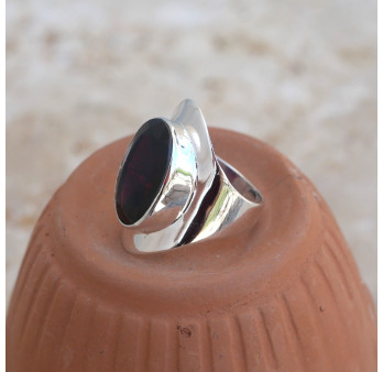Bague large argent lisse et pierre facettée en Grenat T51