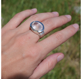Bague horizontale argent et pierre ovale en Quartz rose T54