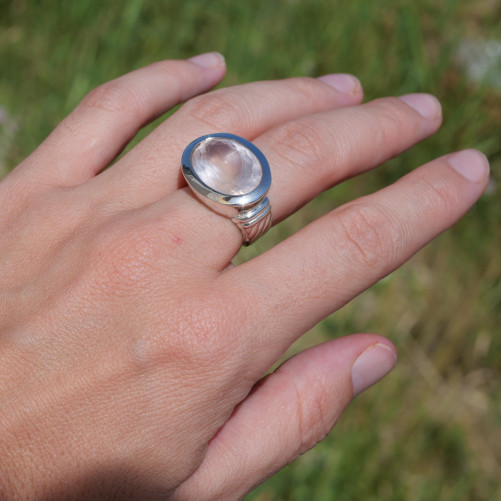 Bague horizontale argent et pierre ovale en Quartz rose T54