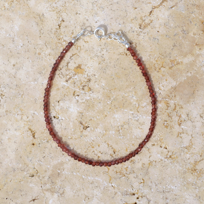 Bracelet fin pierres Grenat facettées fermoir argent