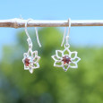 Petites boucles d'oreilles Lotus argent pierre Grenat Petites boucles d'oreilles Lotus argent pierre Grenat