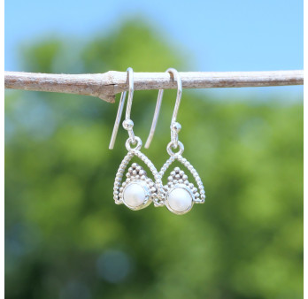 Petites boucles d'oreilles triangulaires argent ajouré et Perle