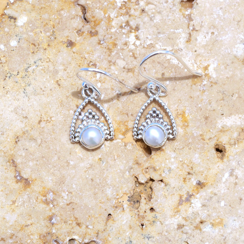 Petites boucles d'oreilles triangulaires argent ajouré et Perle