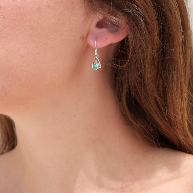 Petites boucles d'oreilles triangulaires argent ajouré et Howlite bleue