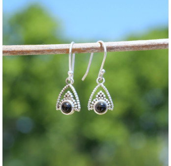 Petites boucles d'oreilles triangulaires argent ajouré et Onyx noir