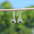 Petites boucles d'oreilles triangulaires argent ajouré et Onyx noir