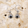 Petites boucles d'oreilles triangulaires argent ajouré et Onyx noir