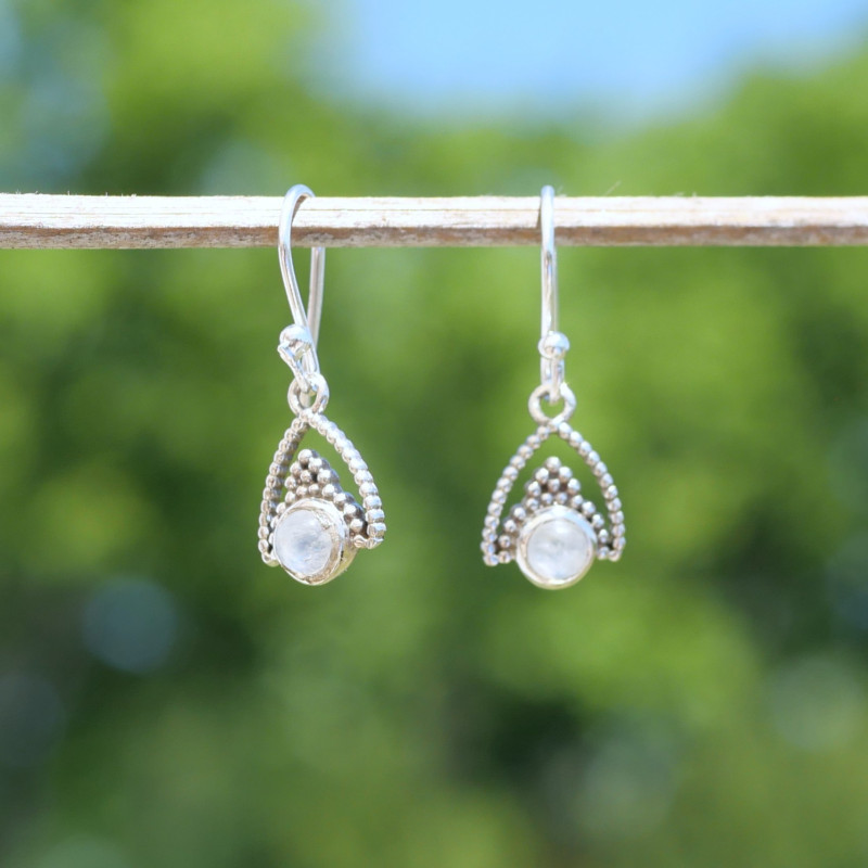 Petites boucles d'oreilles triangulaires argent ajouré et Pierre de lune