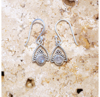 Petites boucles d'oreilles triangulaires argent ajouré et Pierre de lune