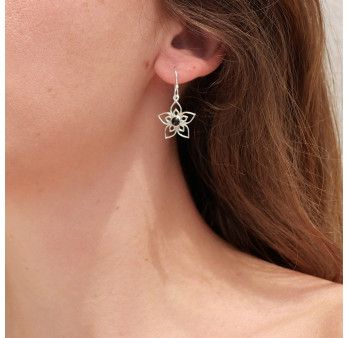 Boucles d'oreilles fleurs ajourées argent et pierre Onyx noir