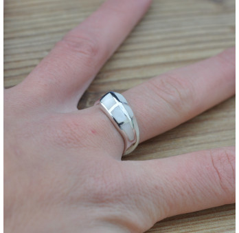 Anneau contemporain asymétrique en argent et Nacre blanche