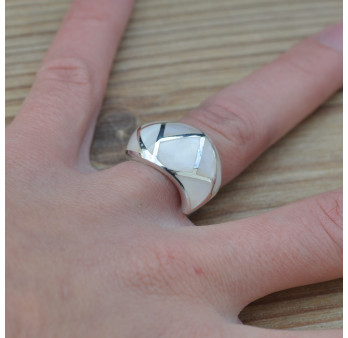 Bague contemporaine asymétrique en argent et Nacre blanche