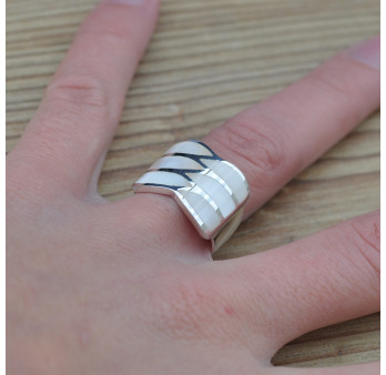 Bague large et ondulée en argent 925 et Nacre blanche