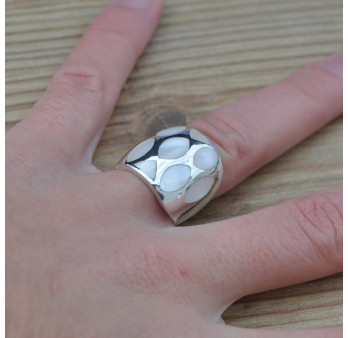 Bague contemporaine large et bombée en argent et Nacre blanche