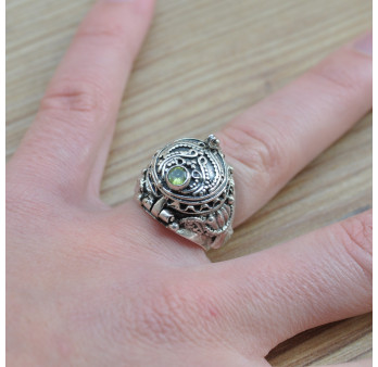 Grosse bague poison argent ciselé pierre Péridot facettée T51