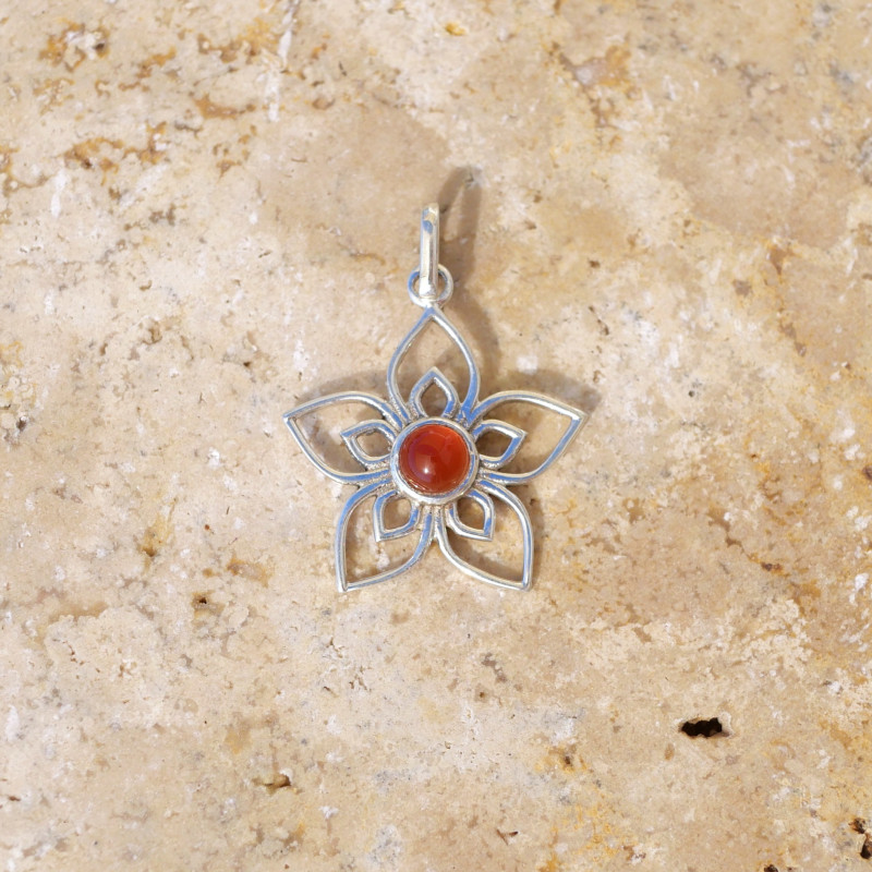 Pendentif fleur ajourée argent et pierre Cornaline Pendentif fleur ajourée argent et pierre Cornaline