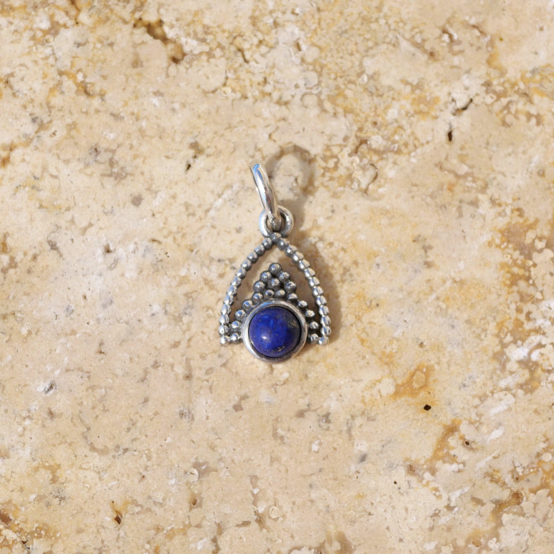 Petit pendentif triangulaire argent ajouré et Lapis lazuli