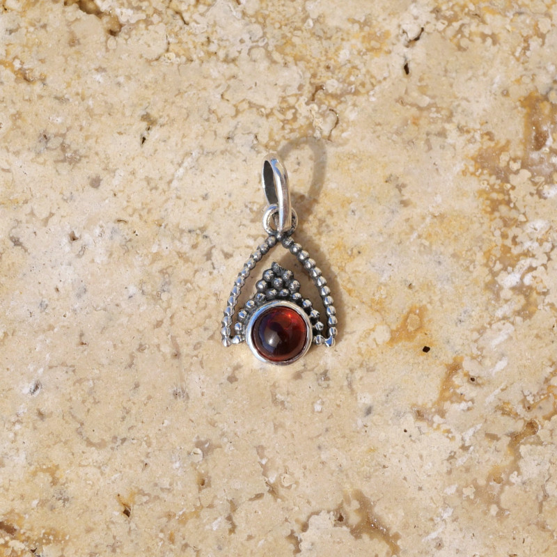Petit pendentif triangulaire argent ajouré et Grenat