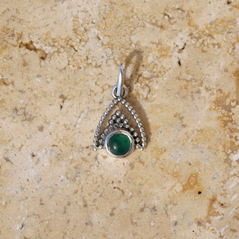 Petit pendentif triangulaire argent ajouré et Agate verte
