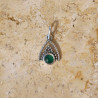Petit pendentif triangulaire argent ajouré et Agate verte