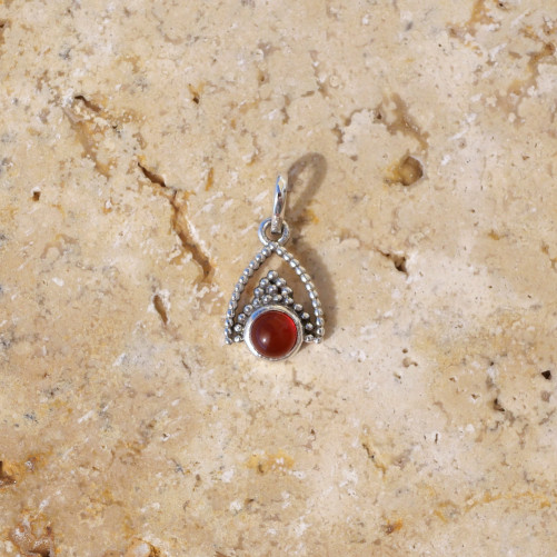 Petit pendentif triangulaire argent ajouré et Cornaline
