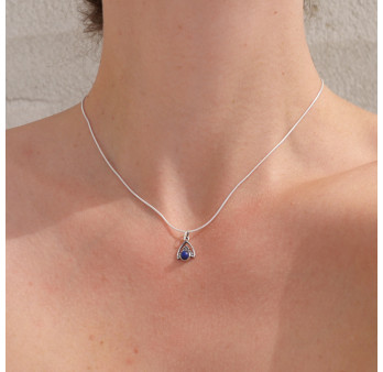 Petit pendentif triangulaire argent ajouré et Cornaline