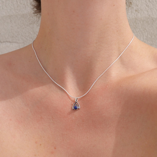 Petit pendentif triangulaire argent ajouré et Cornaline