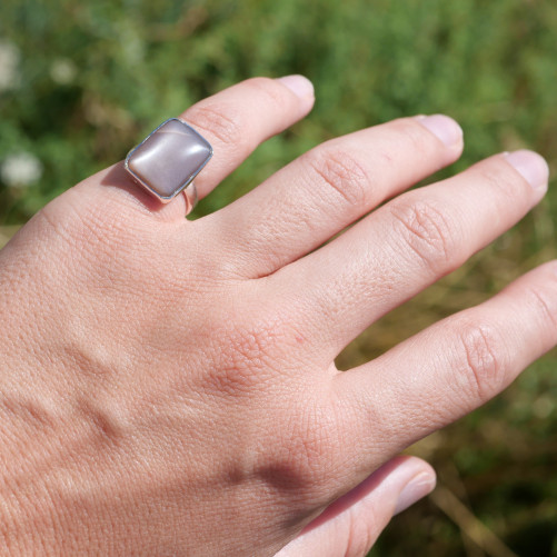 Bague argent et rectangulaire en Pierre de lune saumonée T50