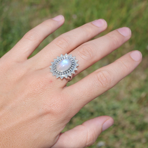 Bague soleil pierre ovale en Pierre de lune et argent ciselé T56
