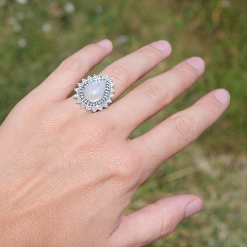 Bague soleil pierre goutte en Pierre de lune et argent ciselé T53