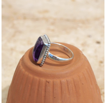 Bague rectangulaire argent ciselé et pierre Améthyste T56