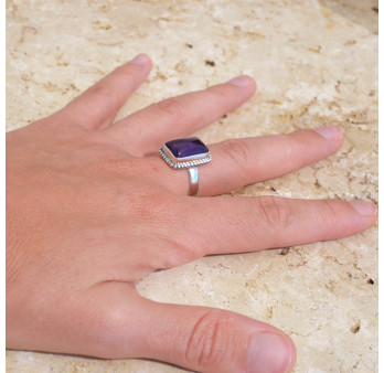 Bague rectangulaire argent ciselé et pierre Améthyste T56
