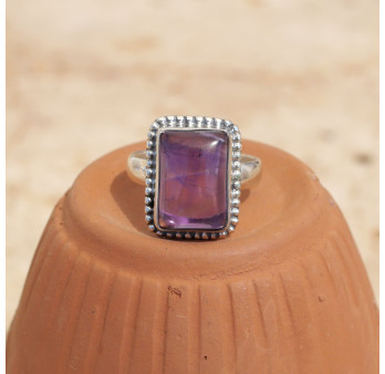 Bague rectangulaire argent ciselé et pierre Améthyste T56