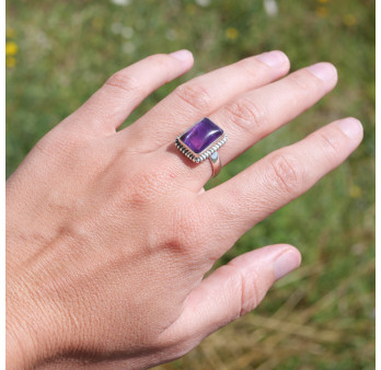 Bague rectangulaire argent ciselé et pierre Améthyste T56