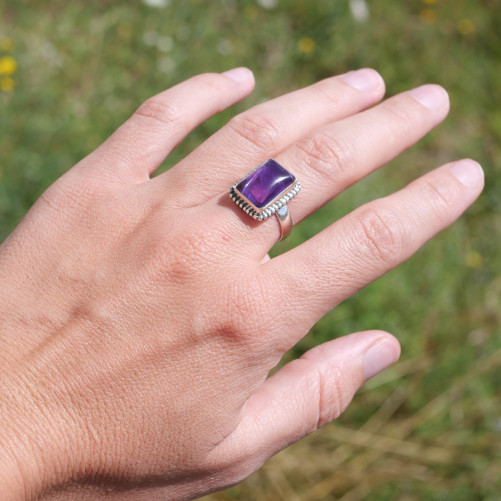Bague rectangulaire argent ciselé et pierre Améthyste T56