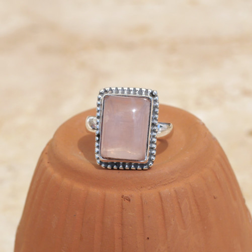 Bague rectangulaire argent ciselé et pierre Quartz rose T58