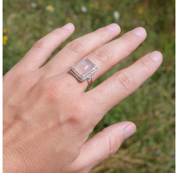 Bague rectangulaire argent ciselé et pierre Quartz rose T58
