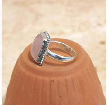 Bague rectangulaire argent ciselé et pierre Quartz rose T58