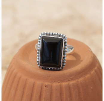 Bague rectangulaire argent ciselé et pierre Onyx noir T53