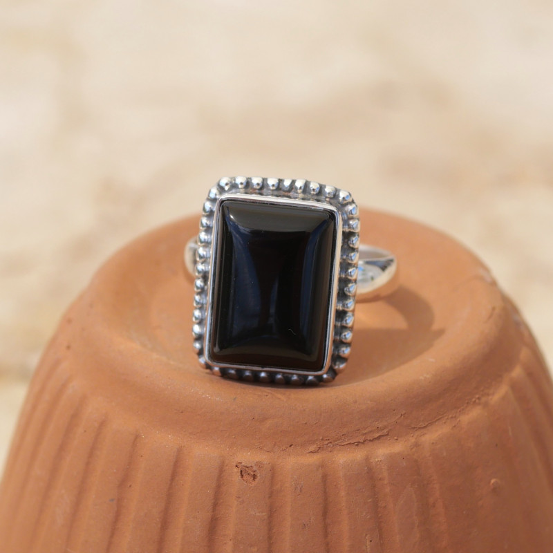 Bague rectangulaire argent ciselé et pierre Onyx noir T53 Bague rectangulaire argent ciselé et pierre Onyx noir T53