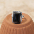 Bague rectangulaire argent ciselé et pierre Onyx noir T53 Bague rectangulaire argent ciselé et pierre Onyx noir T53